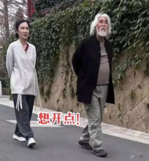 杜星霖素颜是真难看，和农村妇女没什么区别。也不知道当初张纪中怎么看上杜星霖的，你