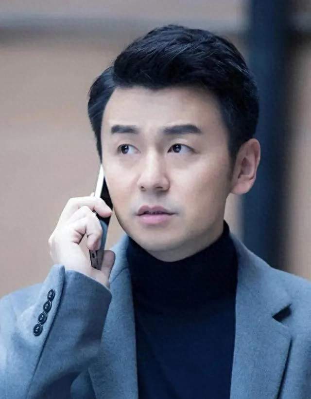 雷佳音网球赛场生图引热议，网友直呼认不出：把陈俊生还回来