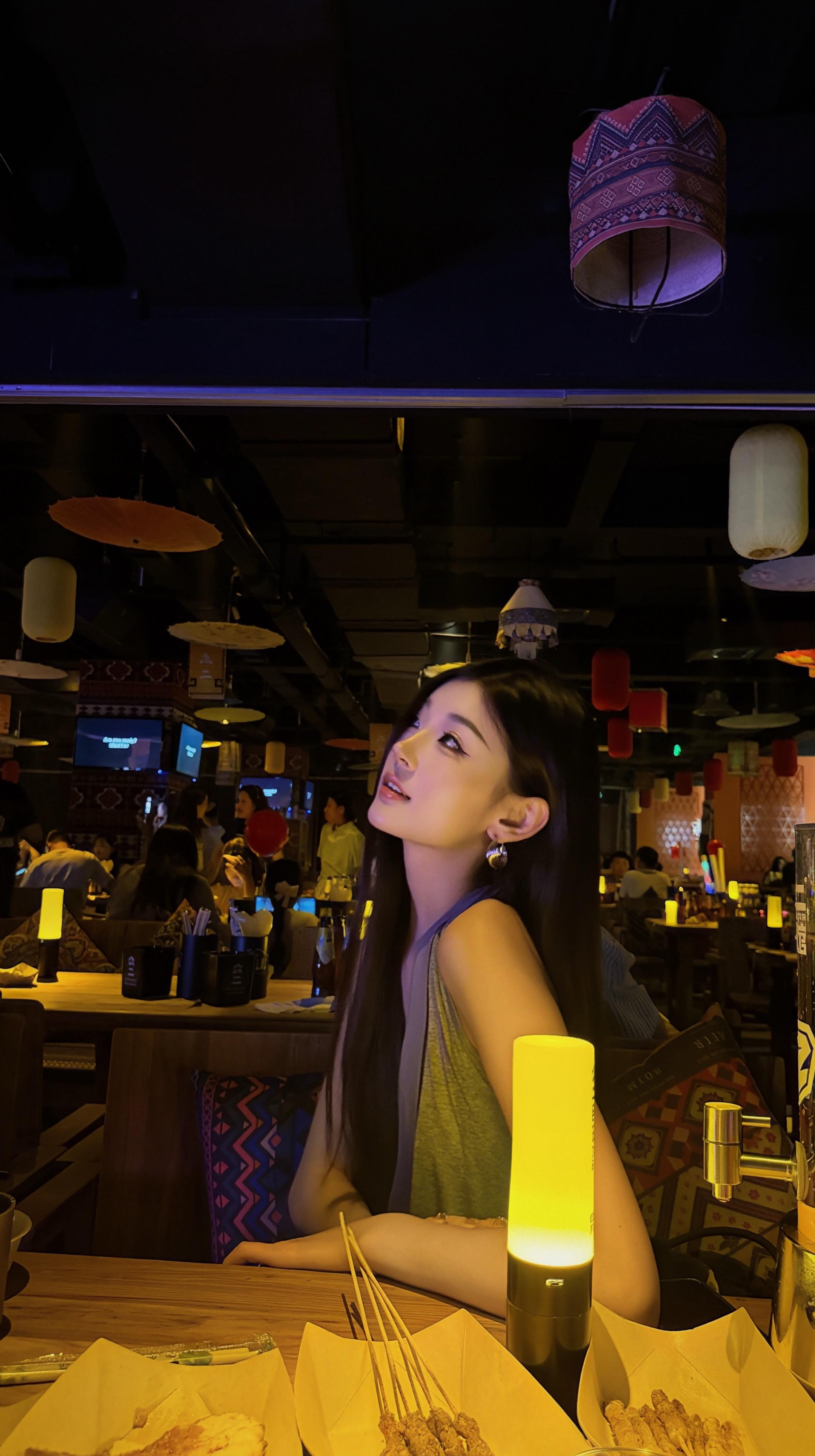 我们还能谈论几年的痴男怨女 在几个夜晚游荡饮酒 不必为他人承担任何责任...