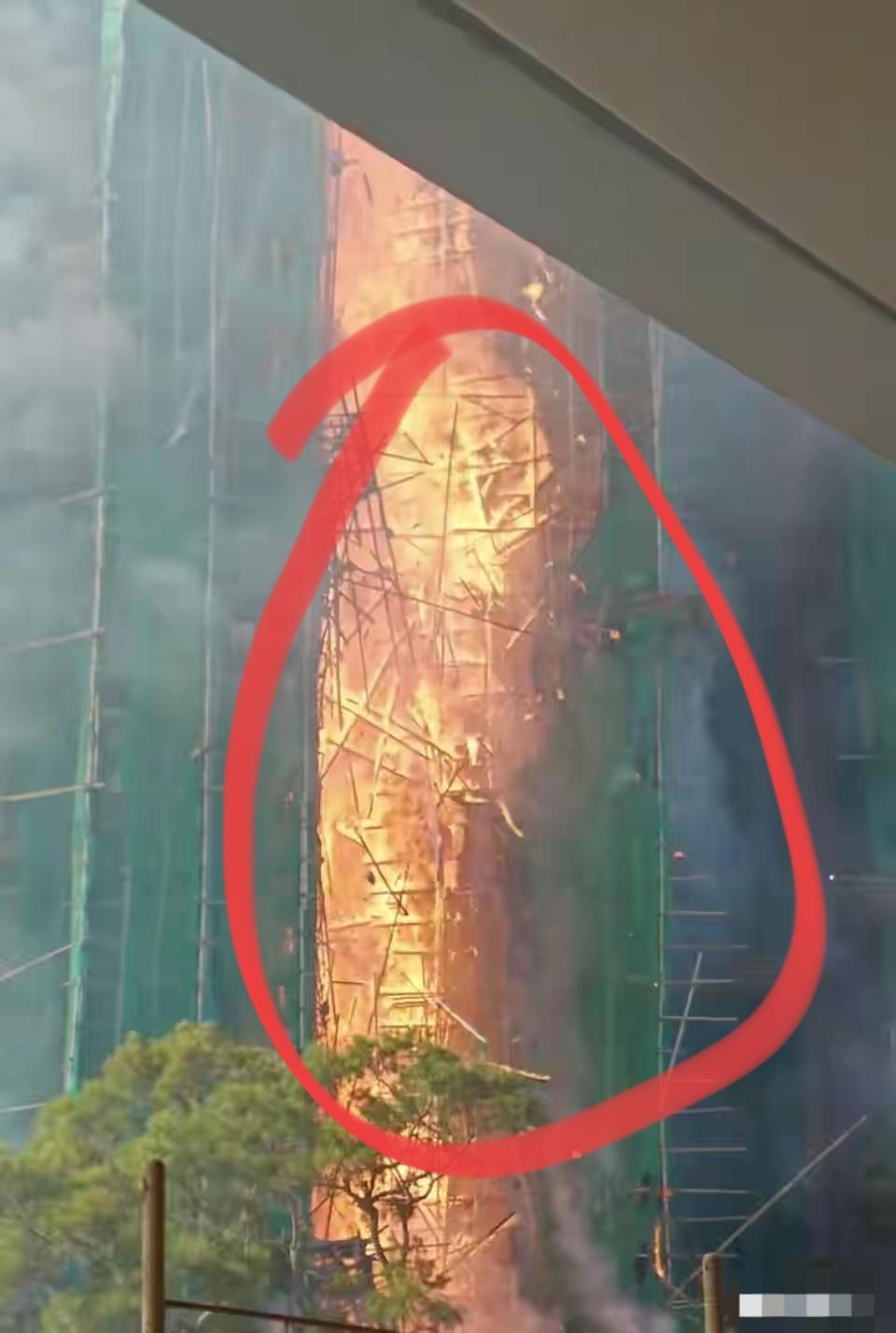 香港这场大火，
目前已经13死，28伤，
最绝望的是外部棚架好像是木制的，且火势