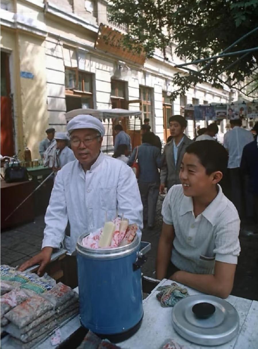 这张照片拍摄于1985年，改革开放刚走过的第七个年头，那会儿还没有连锁冷饮店、五