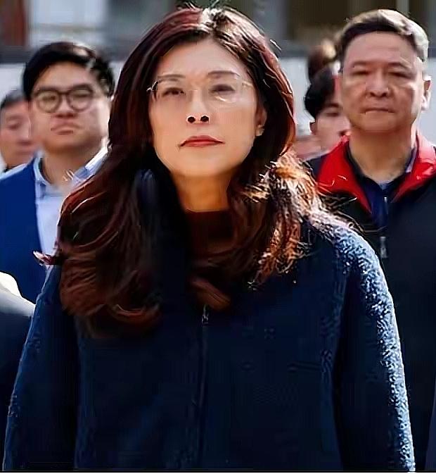 痛批多位前任党主席！郑丽文公开发难，直指国民党家底被掏空
 
引言
 
台湾政坛