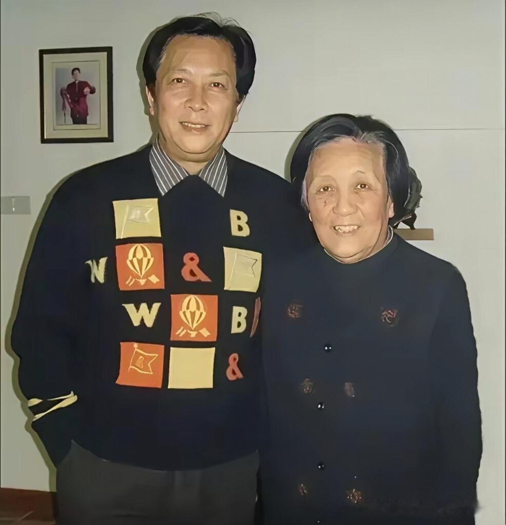 唐国强年龄大了之后不是那种奶油的帅，变得儒雅了，脸部看着很有福相，英俊的脸庞依然