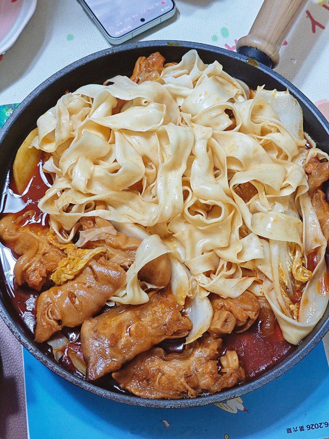 海哥说他以后如果在家就每晚学做一个菜今天是羊蹄面配菜有土豆，萝卜，娃娃菜幸福来的