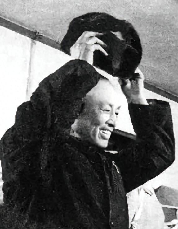 新婚不久就被叶剑英调离岗位，李清苦等丈夫四十四年后才终于得知事情真相
1983年