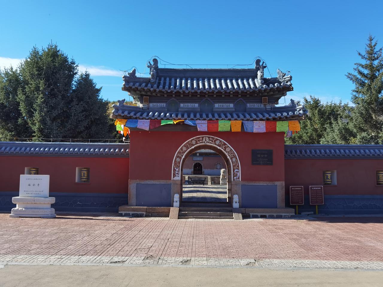 真的不可思议，距离收费50元新建的喀喇沁亲王府仅一公里的福会寺，免费且很多历史遗