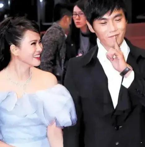 一次，鲁豫问伊能静：“你捧红丈夫，捧红婆婆，又捧红儿子，有什么秘诀？”伊能静笑着