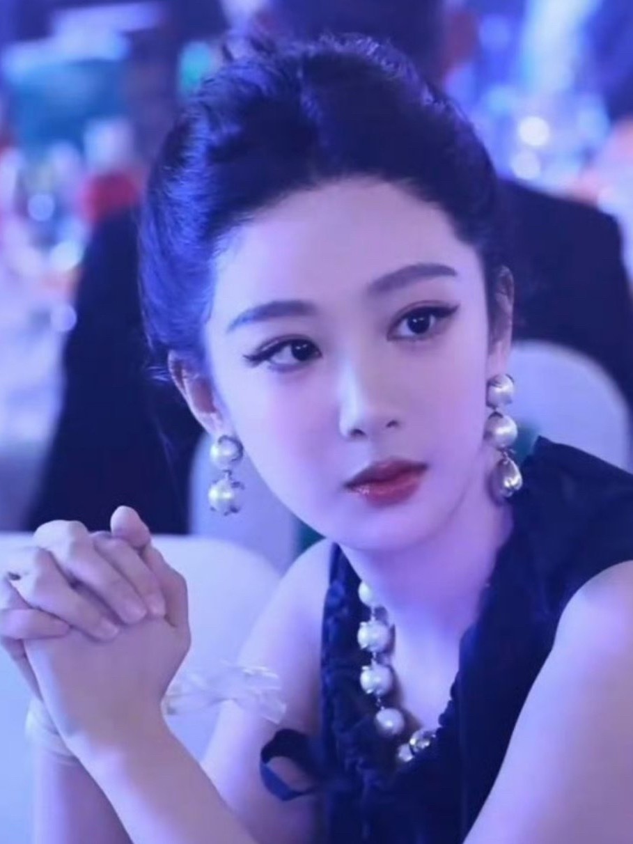 肖战杨紫白玉兰顶峰相见杨紫最厉害的地方就是跟谁演情侣就跟谁有cp感，无论是肖战、