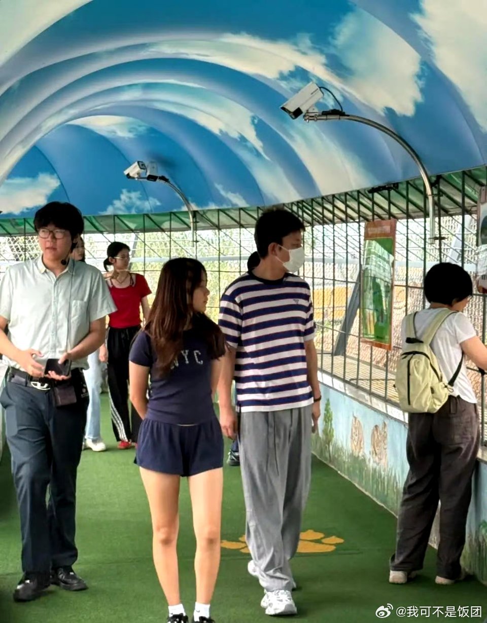 贾乃亮不去理会谣言，选择好好陪伴孩子，画面中的小甜馨一转眼都快和爸爸一样高了，父
