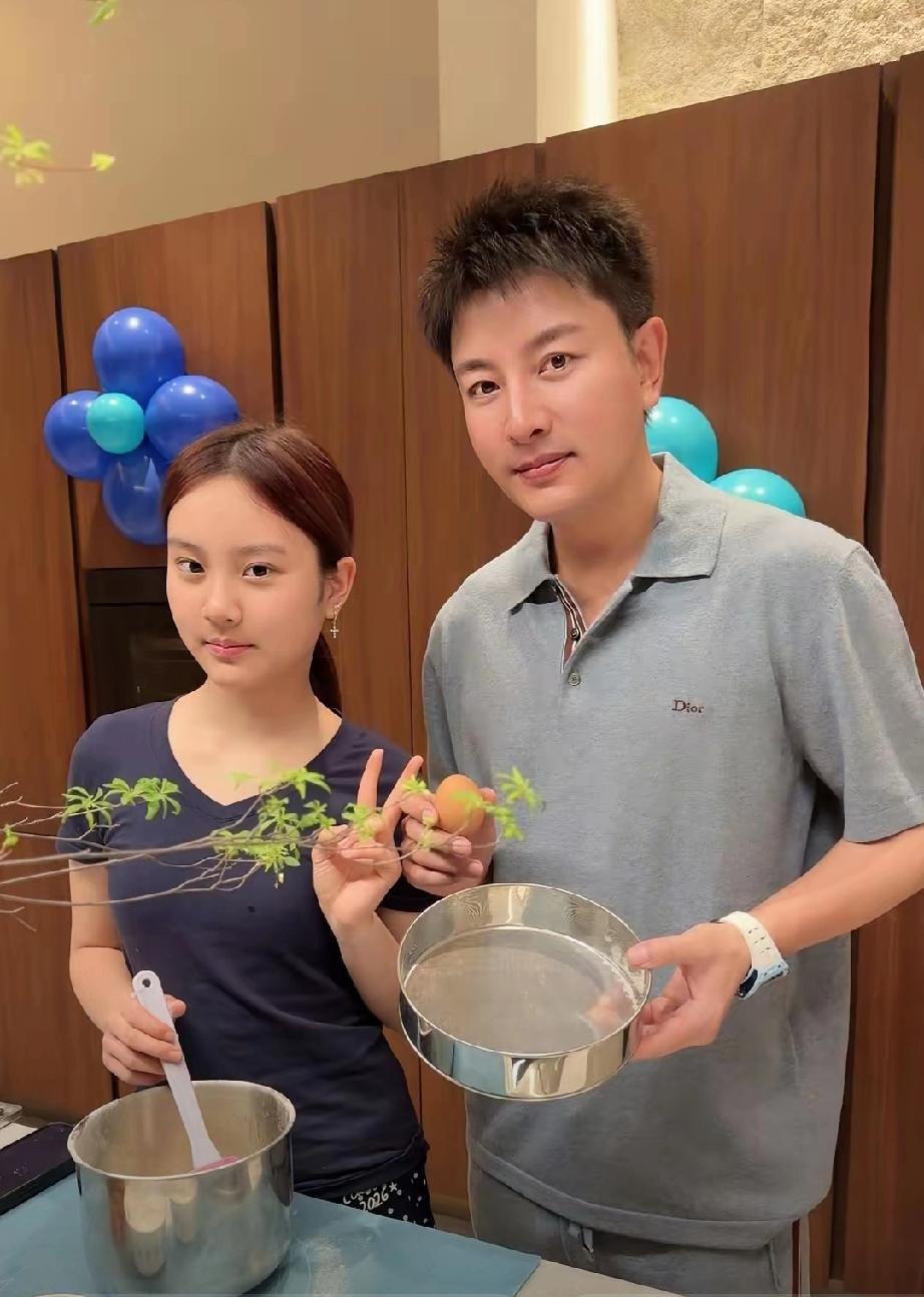 贾乃亮42岁生日现场曝光！仅女儿甜馨陪伴，发文满是幸福
 
         4