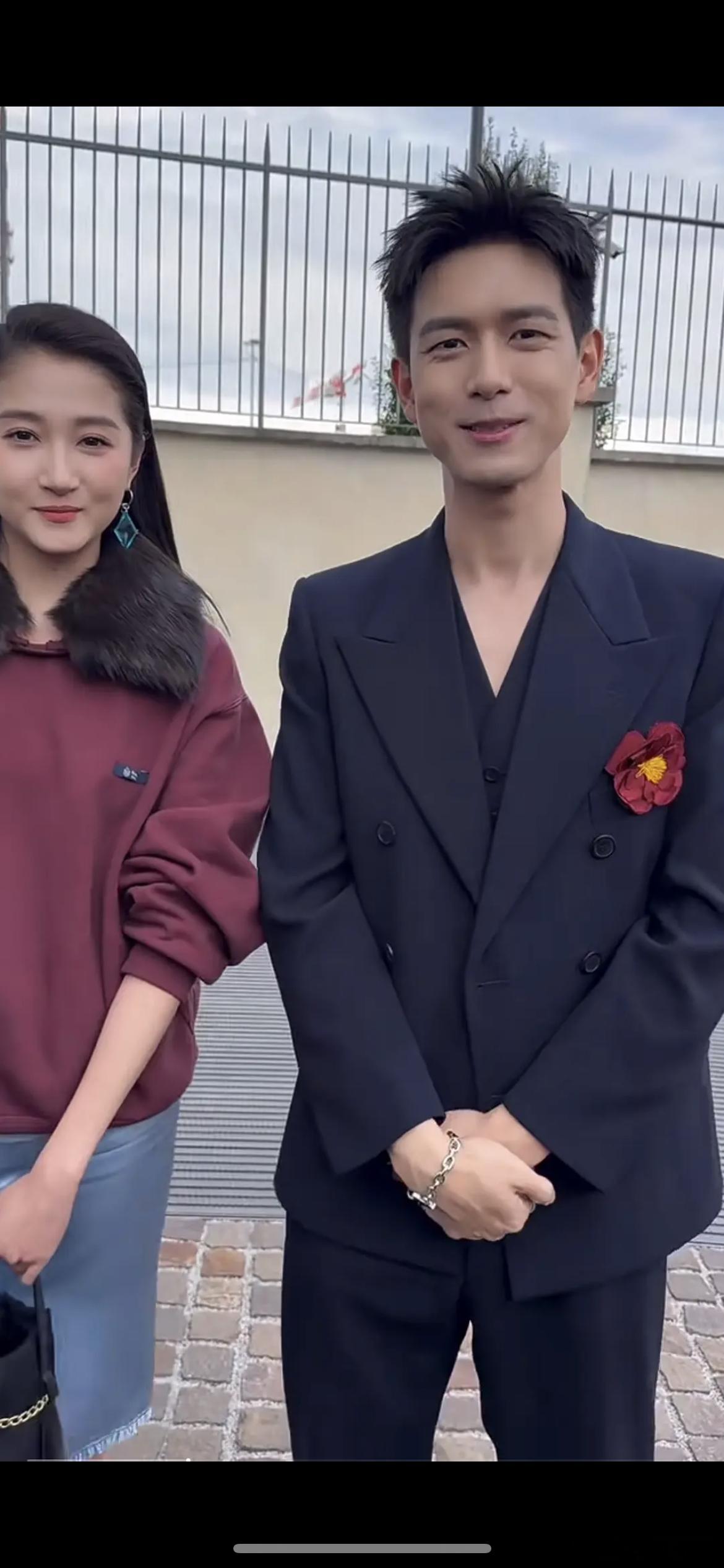 李现、关晓彤同框被网友说像是乡下订婚宴的大哥大姐 ​​​