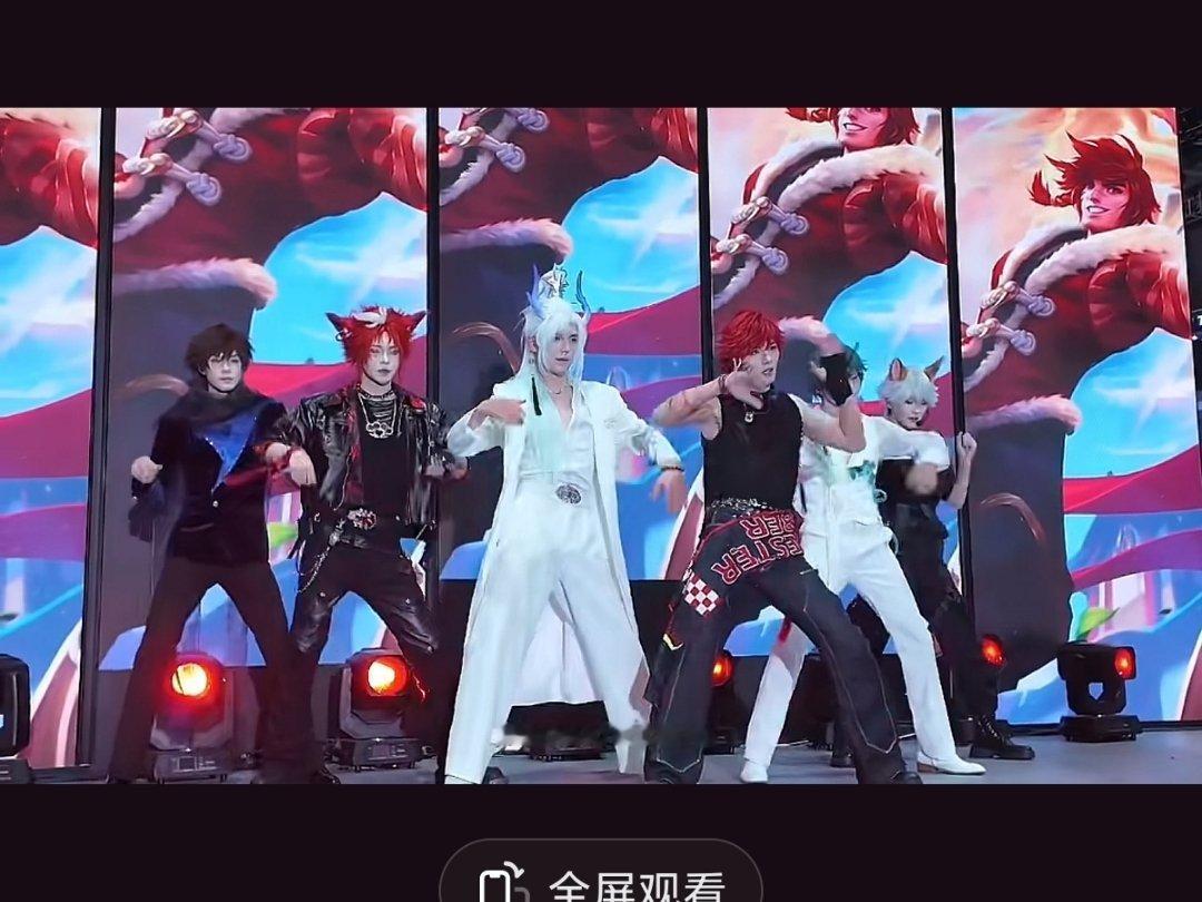 王者荣耀在bw展子上给自己请了几个团播帅哥跳舞，据说现场音响响彻整个场馆
