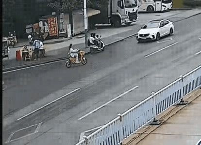 骑着共享单车横穿马路，头盔跌落的那一刻好讽刺。下次记得不要横穿马路，也要把头盔戴