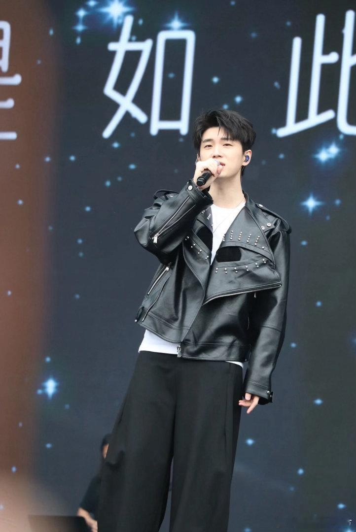 全网都在边测sbti边听音乐节南京边吹江风边蹦迪的快乐来了 手机快没电也不管，录