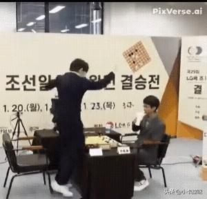 韩国那边的围棋圈子最近老是嘀咕，柯洁这小伙子太难对付了，他们真想让柯洁点头认个第