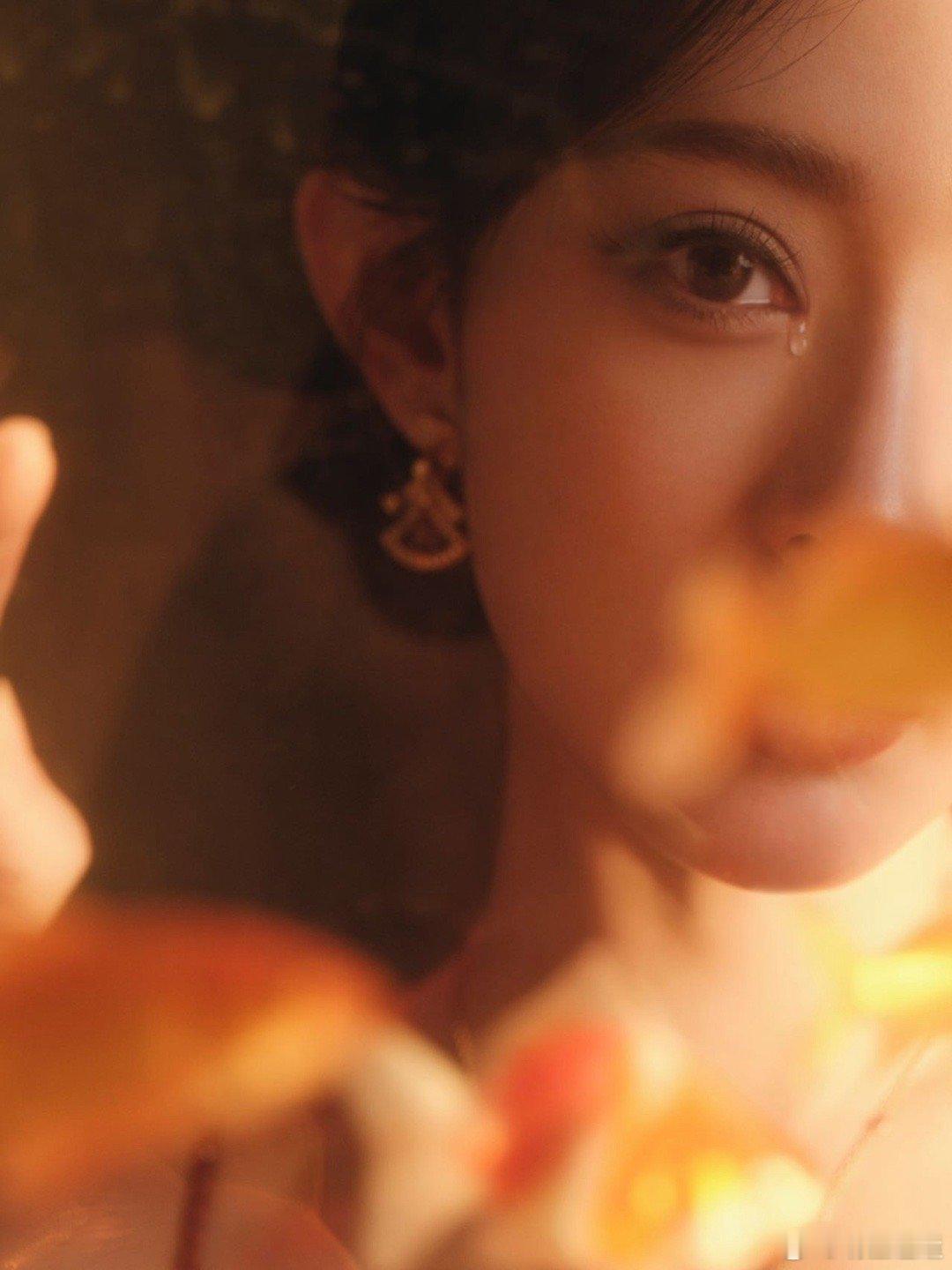 孟子义穿ES孟子义红锦鲤 红锦鲤造型，美得大气磅礴！ES高定长裙似火，泪光点缀更