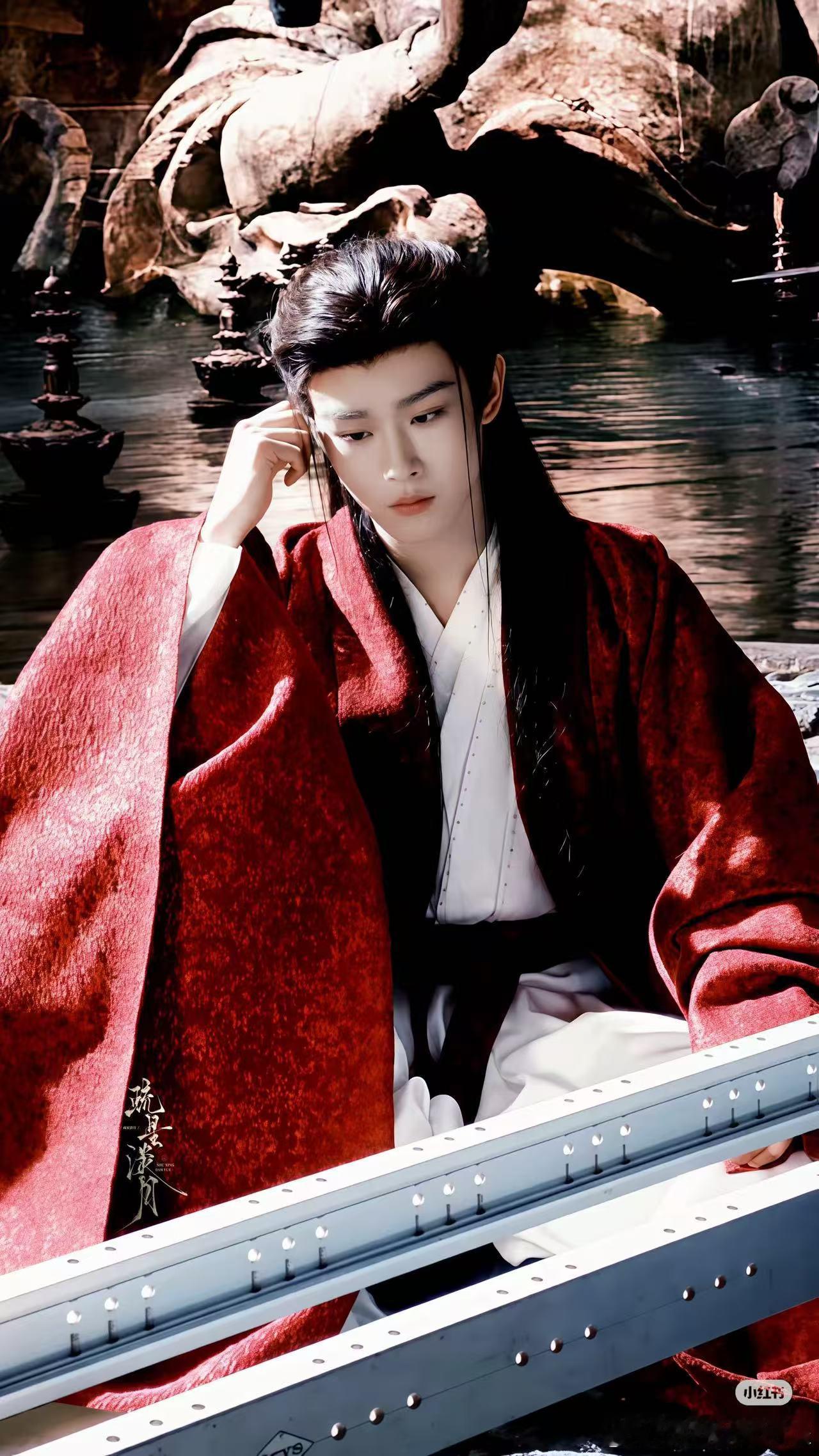 月鳞绮纪小四的剧我还挺期待的，他的审美很好，月鳞绮纪这个剧从之前路透看，很养眼，