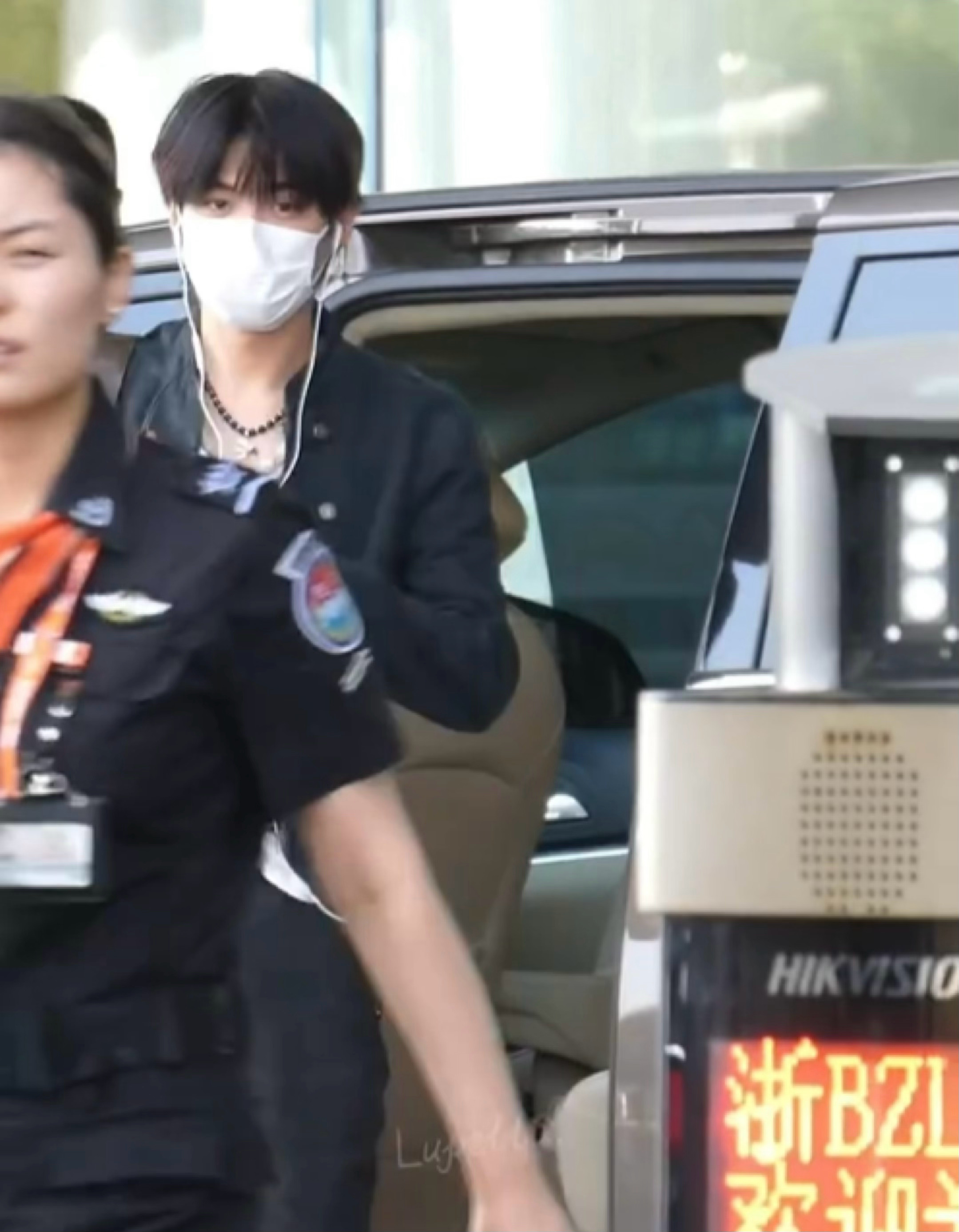萌萌地掏出墨镜萌萌地眨巴双眼 