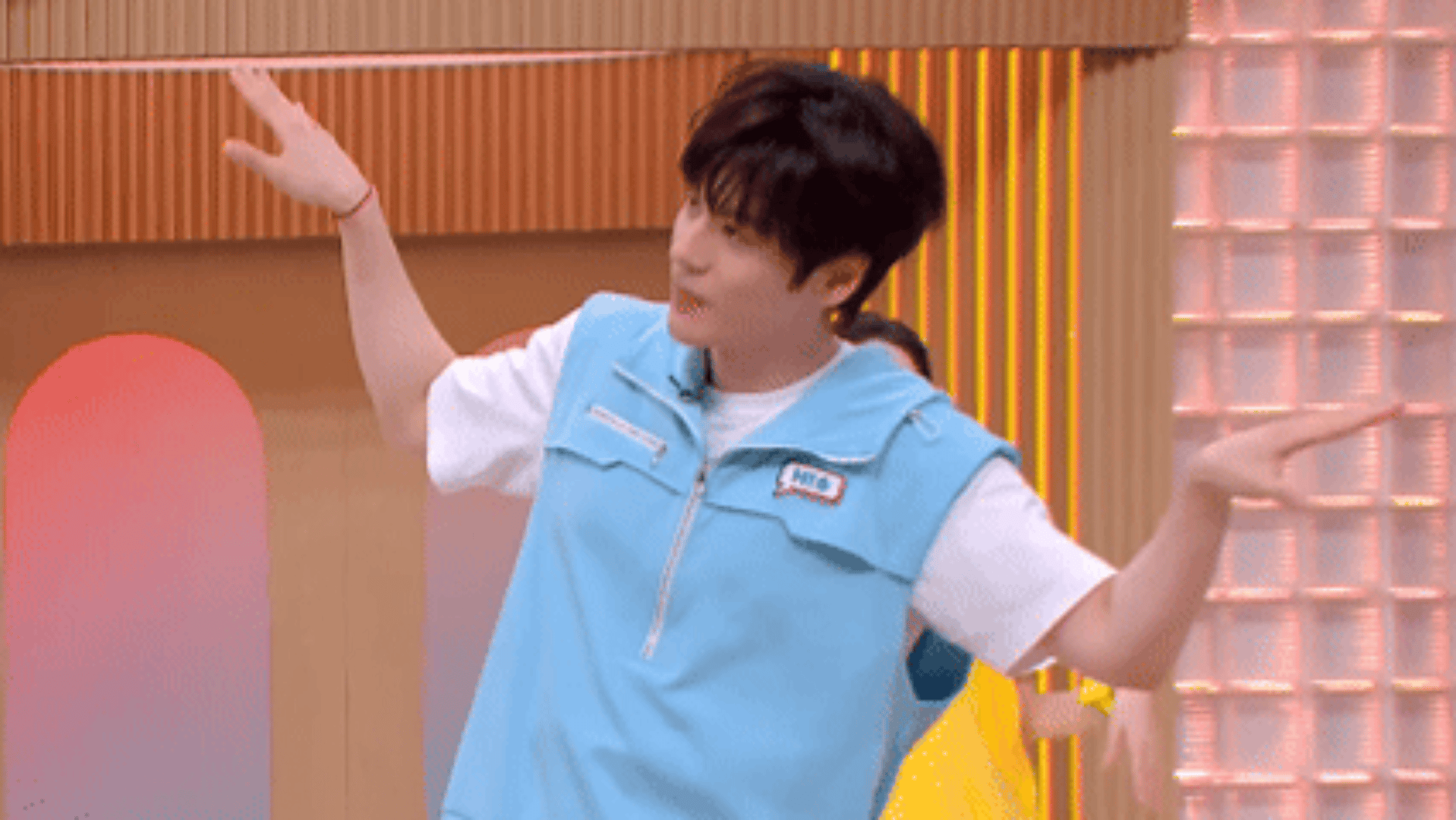 马丽跳撕魏哲鸣马丽火力全开 斗舞撕花朵环节，正当双方气氛焦灼时，马丽姐一个起跳，