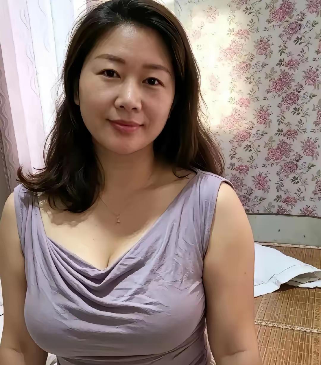 有的女人真的很扛老，即便年过四十，岁月并没有在她脸上留下太多的印记，依然散发着魅