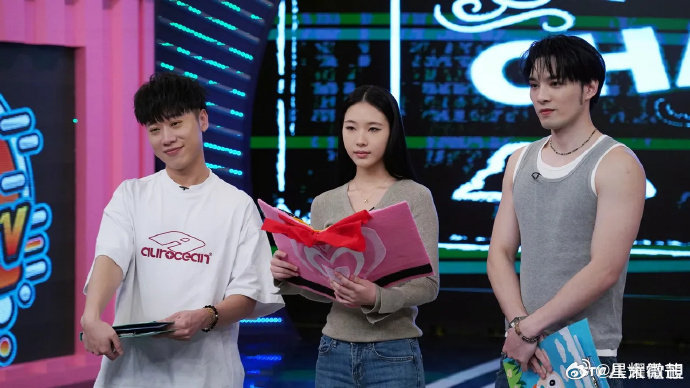 Elly复刻小S主持娱乐百分百 小S大女儿复刻娱乐百分百，太会玩了吧！ 小S大女