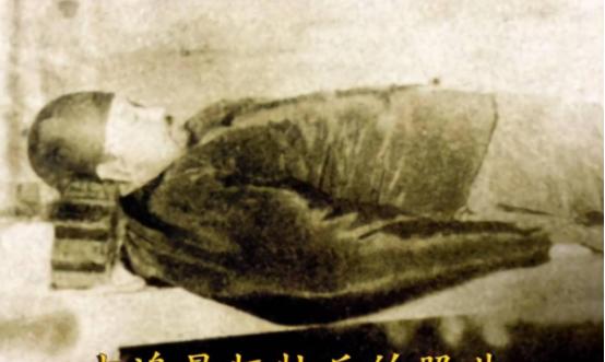 1934年，吉鸿昌遇难，妻子花了8万大洋赎回他的遗体。

天津法租界的秋夜格外冷