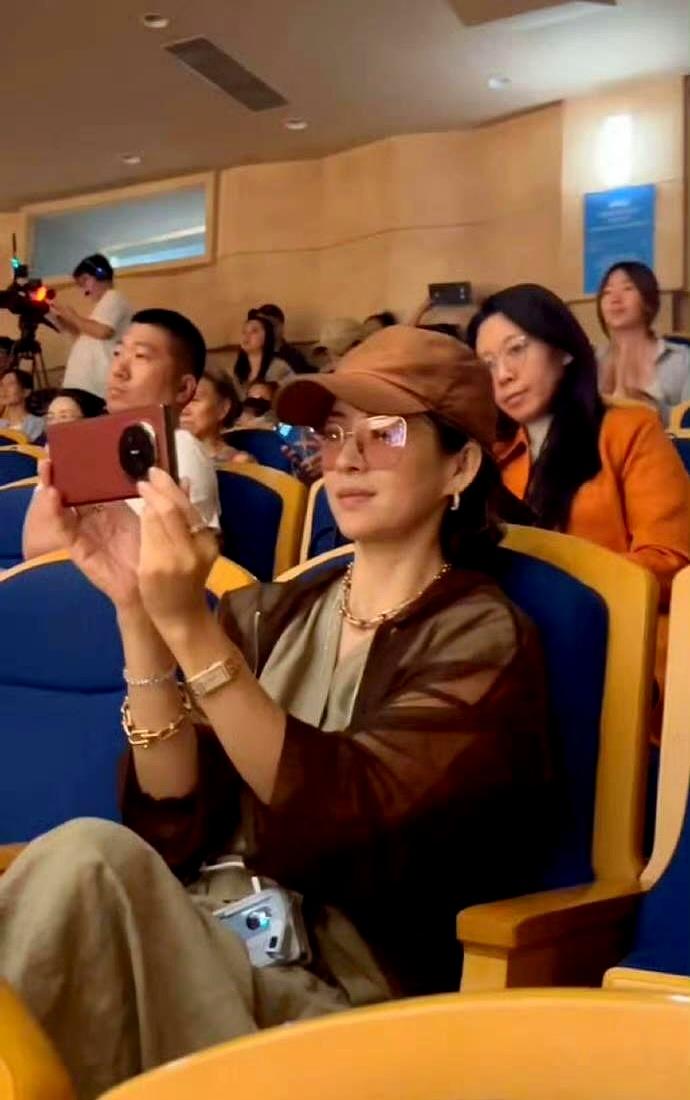 章子怡这次真没缺席，只是镜头没拍到而已。
醒醒参加钢琴比赛，汪峰前一天连发两条视