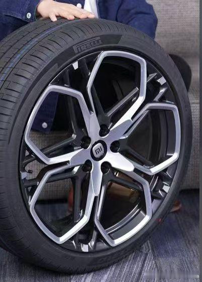 小米su7 全新的双色锻造梅花轮，结构嵌套蛮好看的，和之前畅销的一代梅花放在一起