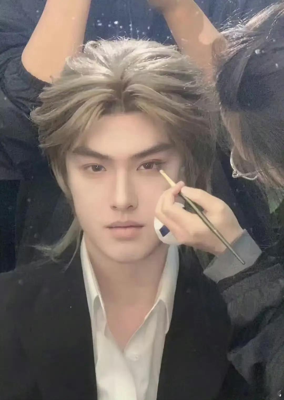 豆瓣突然跑一堆人出来叭叭说李昀锐比林更新好看你们说李昀锐好看，我没意见，指定啥也