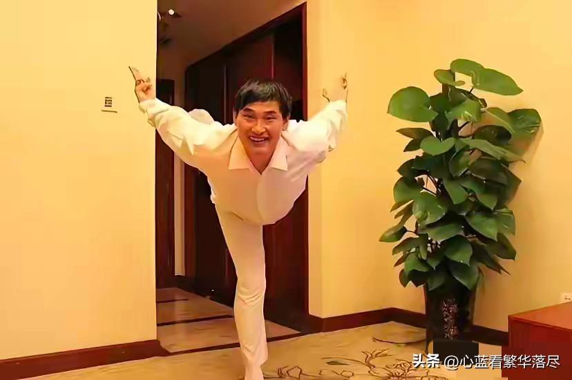 原来大衣哥朱之文不仅歌唱的好，而且还会功夫啊！看大衣哥摆出的这些武术姿势，一招一