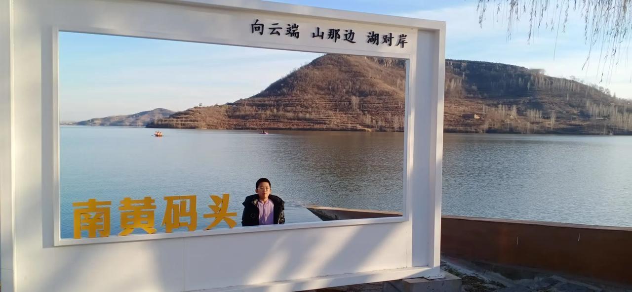 在沂水县，游客沿着宽阔洁净的“四好农村路”沂蒙二路驾车慢游，沿途既可体验沂蒙风情
