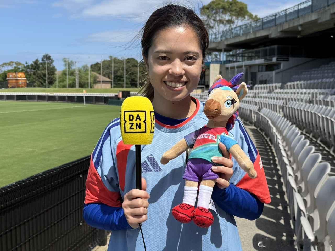 nadeshiko japan日本女子代表 与吉祥物Naara合影女足亚洲杯