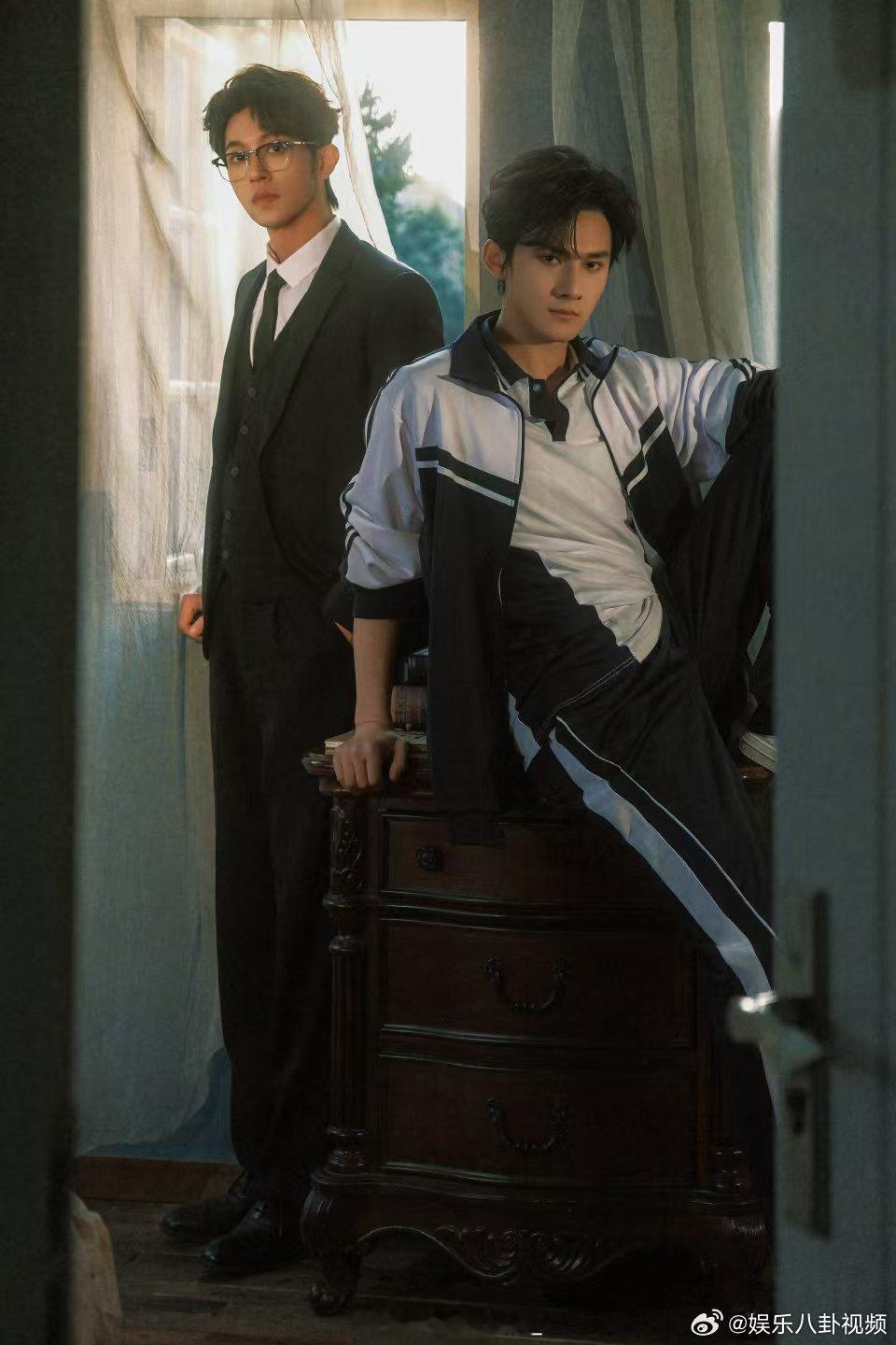 江衡李沛恩校服西装合照江衡李沛恩校服配西装 江衡李沛恩校服和西装好搭！！ 