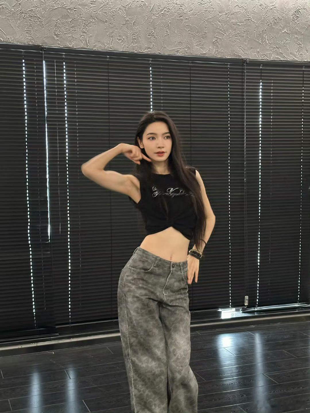 三公小考撕裙子创意是代斯想的代斯想做萧蔷的小秘书会搞事还会跟班，撕裙子创意是代斯