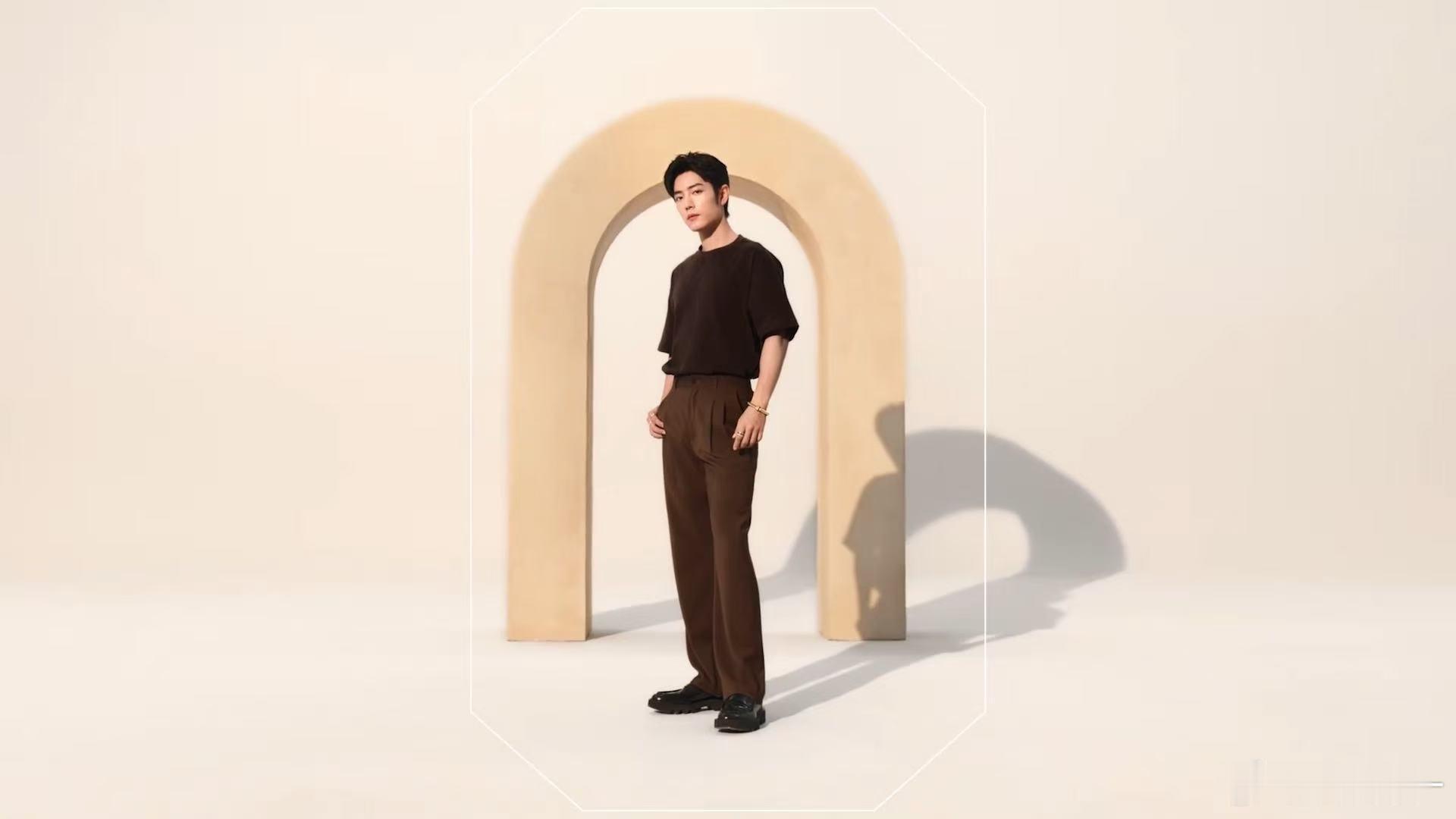 肖战咖色t恤肖战咖色look 肖战咖色t恤，好清爽太帅了[好喜欢] ​​​