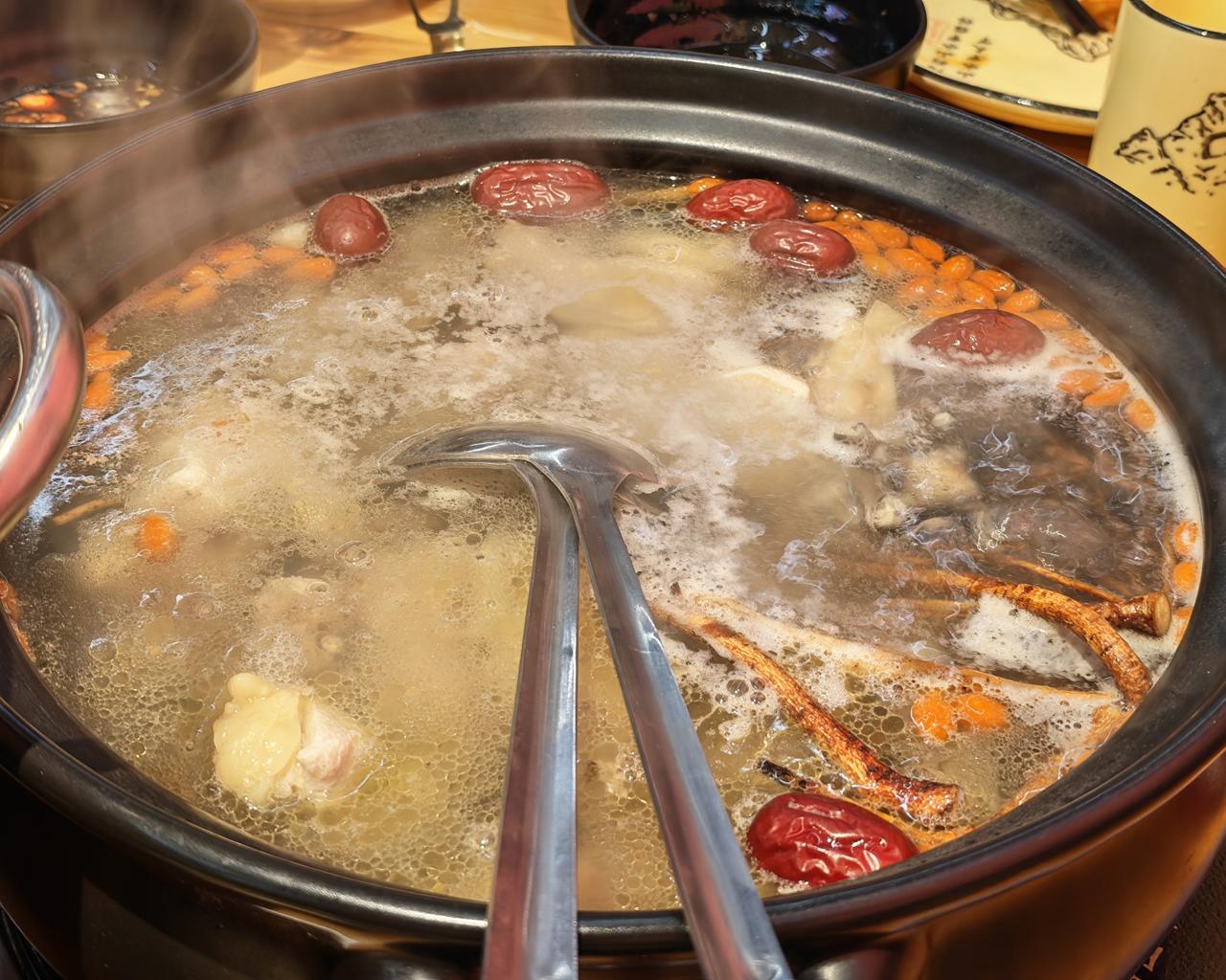 荣耀Magic8桂林美食日记5
尝试了一下一鸡两吃，五指毛桃鸡煲很清淡，但是时间