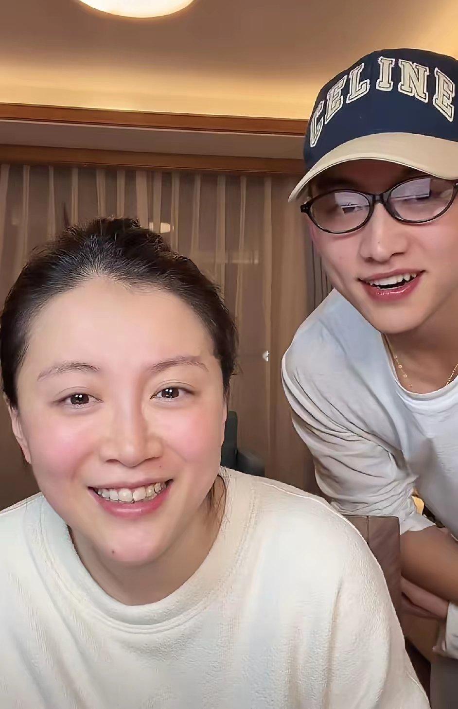 李嘉格感觉不太聪明的样子查了一下她的新男友查完我惊呆了，这个男的，在他们圈子里的