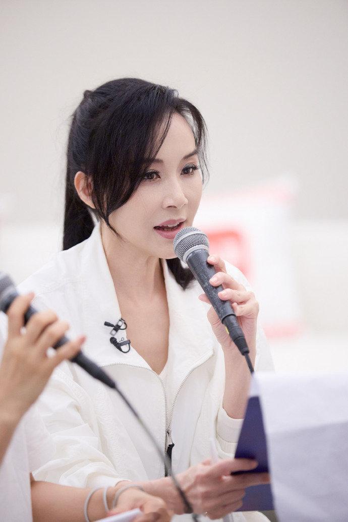 萧蔷萧蔷回应枣糕世界浪姐直播萧蔷口音自带温柔软糯感，再提起枣糕世界的时候，熟悉的