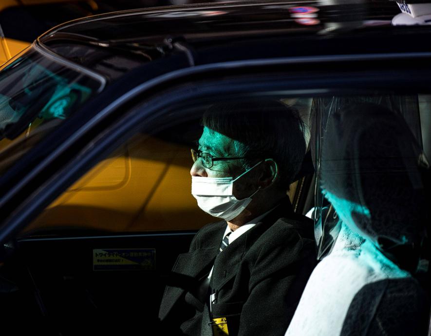 “出租车司机立大功！”一名出租车司机在工作中遇到了几名日本游客，这些游客上车后特