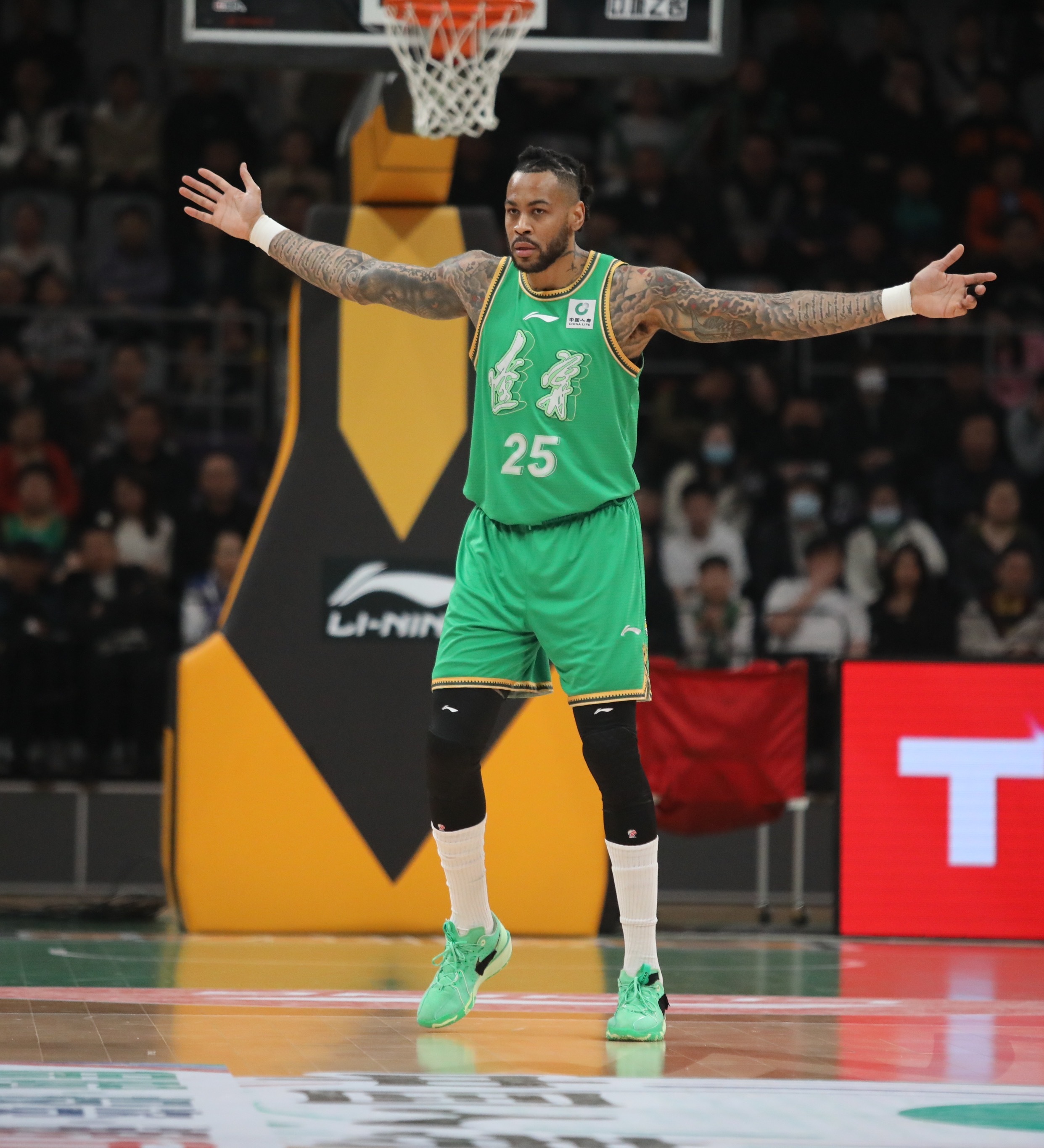 我刚才拍到了这张莫兰德的拥抱 沈阳·辽宁体育馆