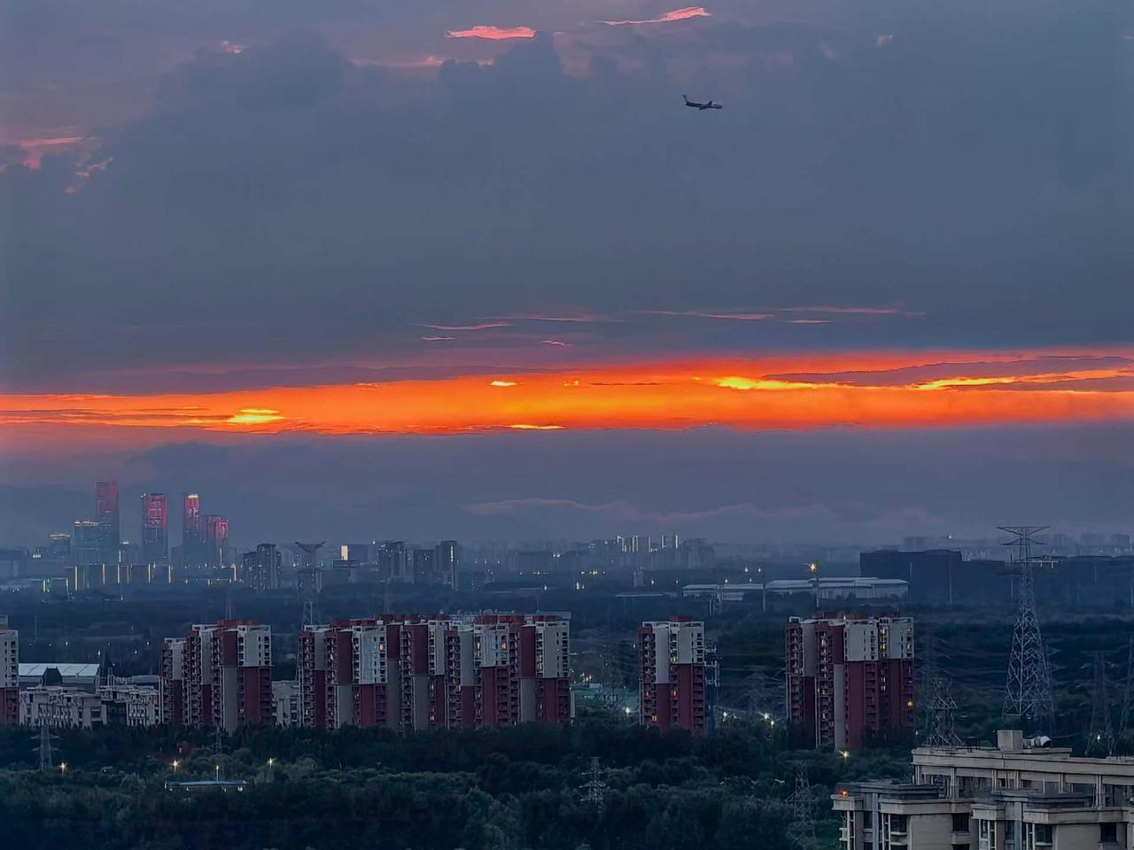 北京天边晚霞映红了城市的轮廓。红艳艳的晚霞 城市傍晚云彩 晴天晚霞 城市傍晚云彩