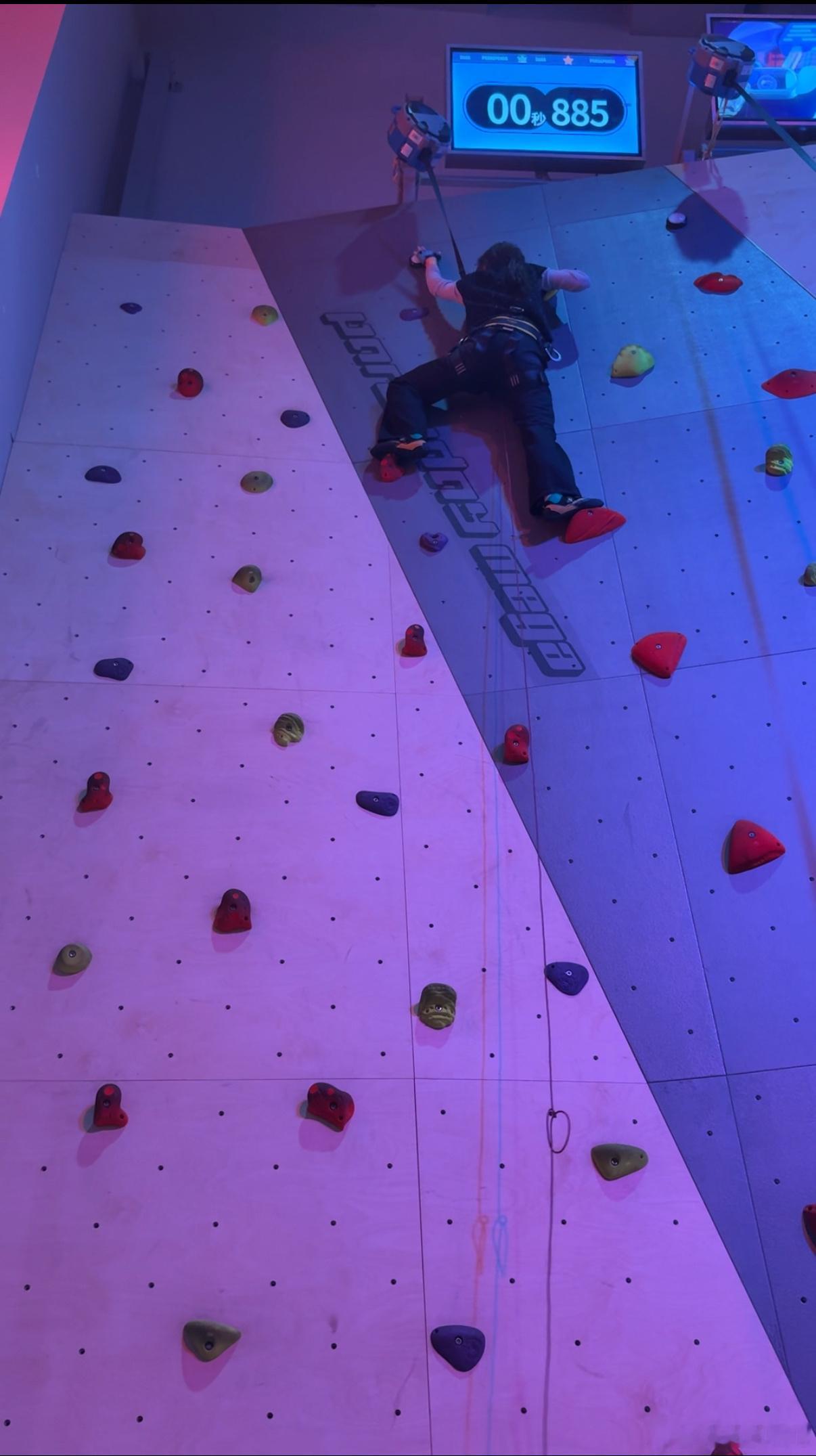 人生第一次攀岩即一次成功顺利登顶怎么不算开发小小新天赋爬完即爱上这个新项目了 