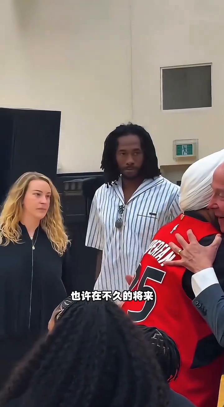 伦纳德已经正式抵达多伦多猛龙，并参加了洛瑞以猛龙球员身份退役的发布会。也许在不久