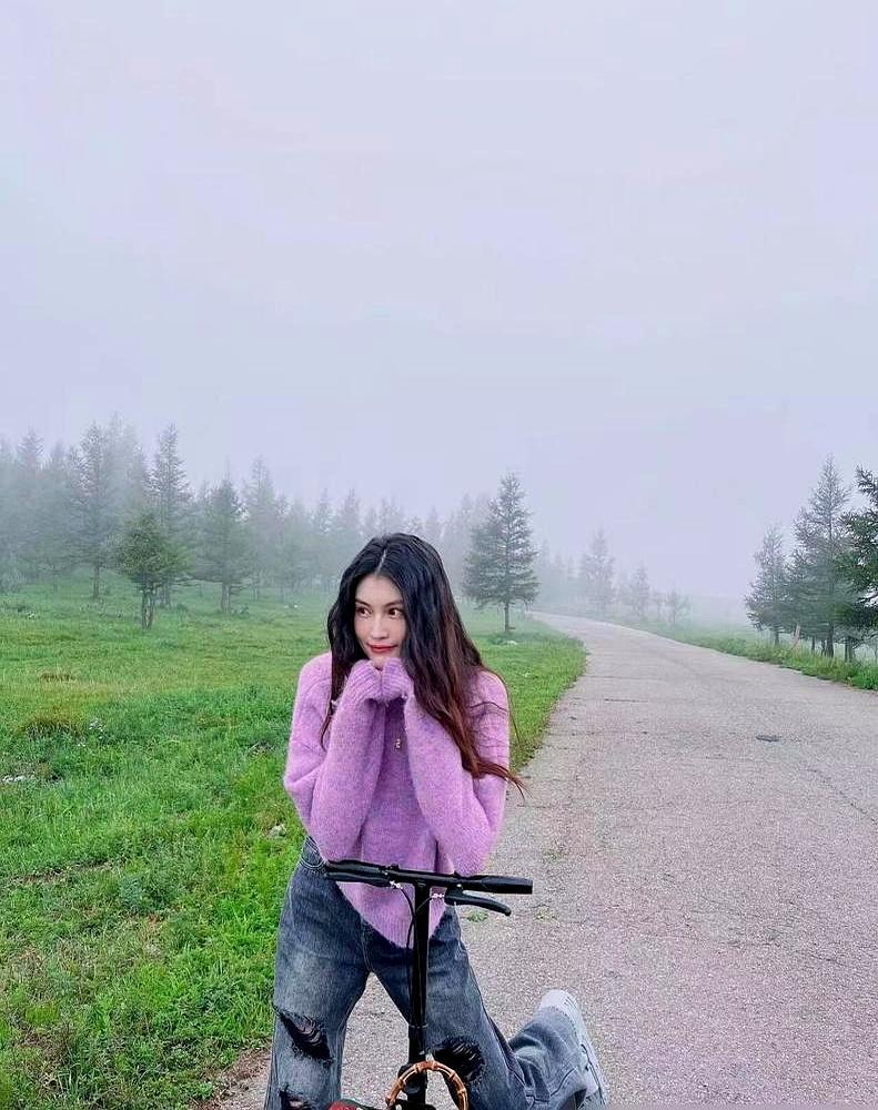 十年前她晒出结婚证又秒删，全网都在猜那个打了码的男人是谁。七个月后她恢复单身，闭