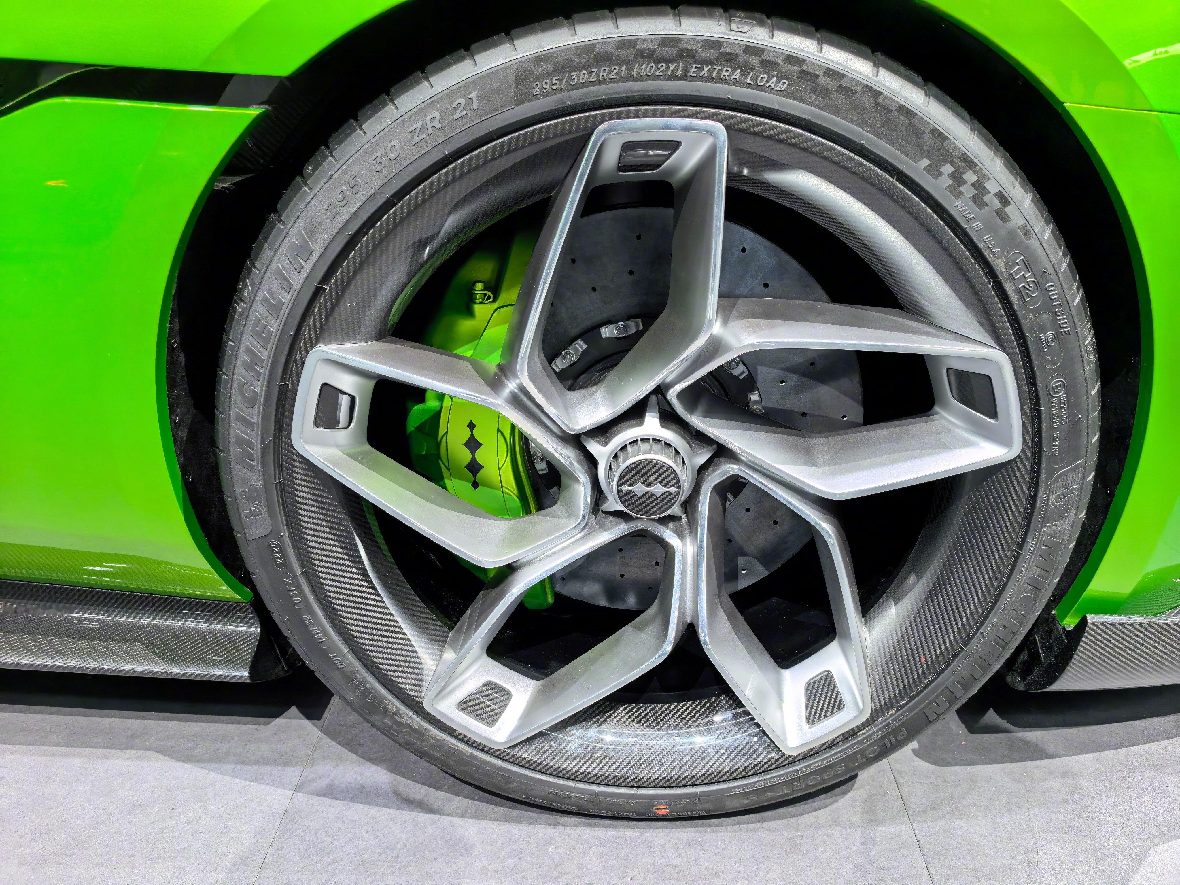 方程豹的这个超跑，量产会有这个车80%还原度，这牛逼啊。这大空力学套件，还带地效