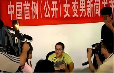 2005年，宁夏姑娘耿兰俊不顾父母反对，做了国内首例“女变男”的手术，当男性器官