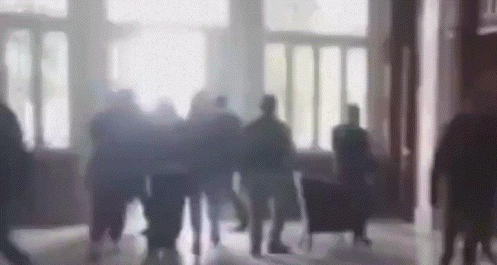 叙反对派顺利进入总统府，没遭遇任何抵抗，还将总理从家中带出
叙利亚反对派的动作，