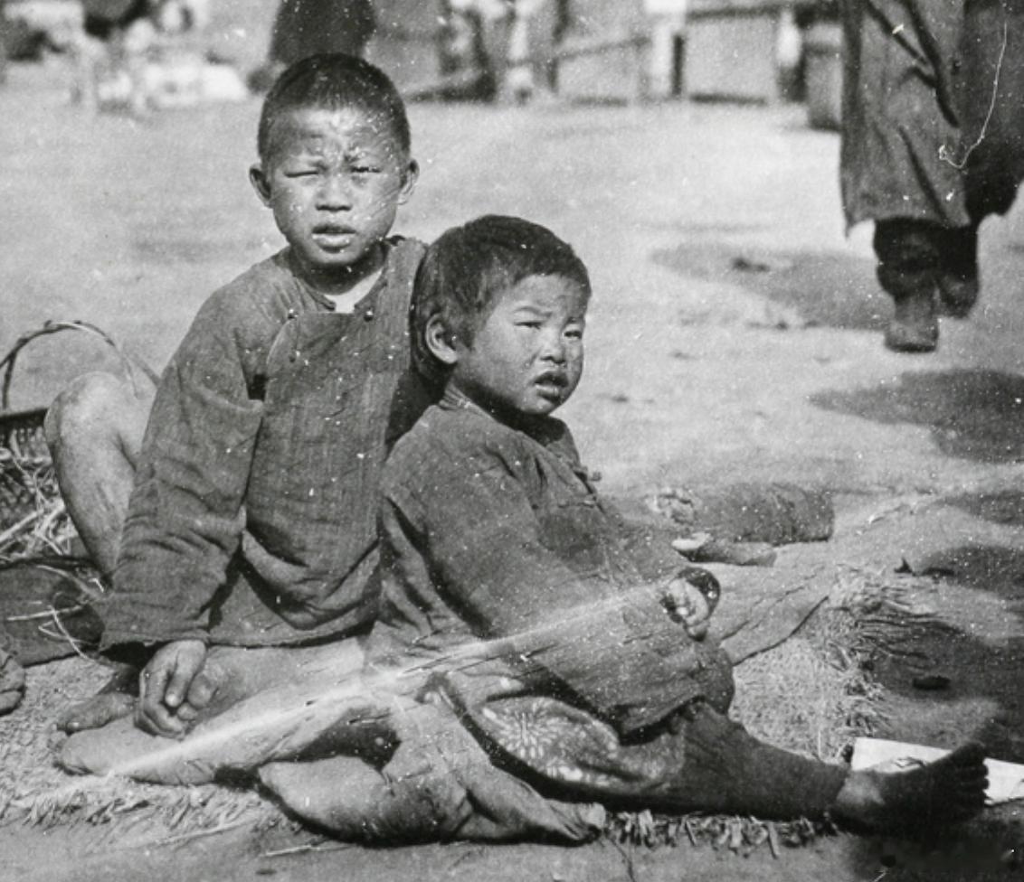 正在乞讨的儿童，1900年左右 ​​​