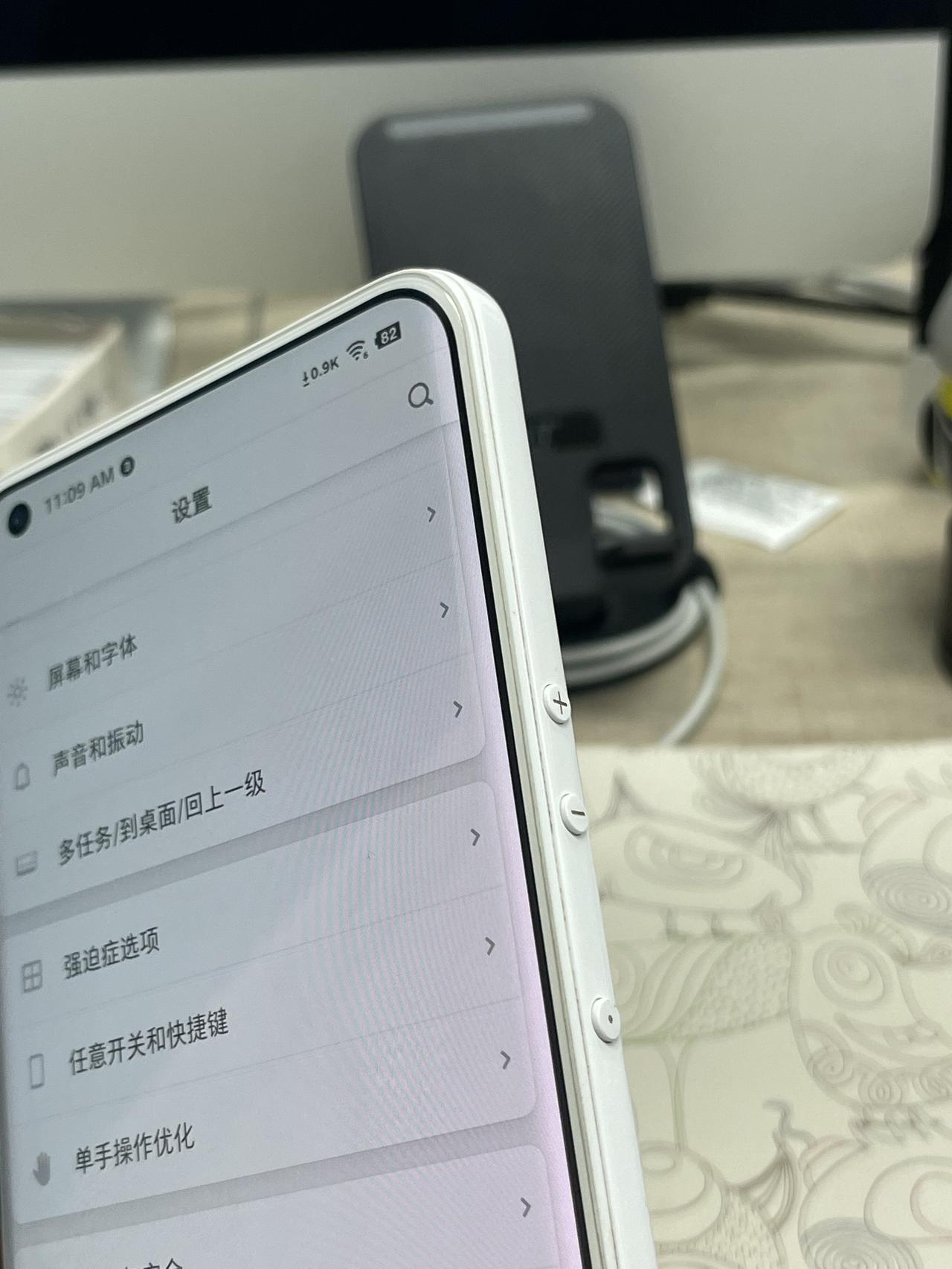 这部坚果R2「白色光阴纪念版」，颜值即便是现在依旧还是不错的[机智]。