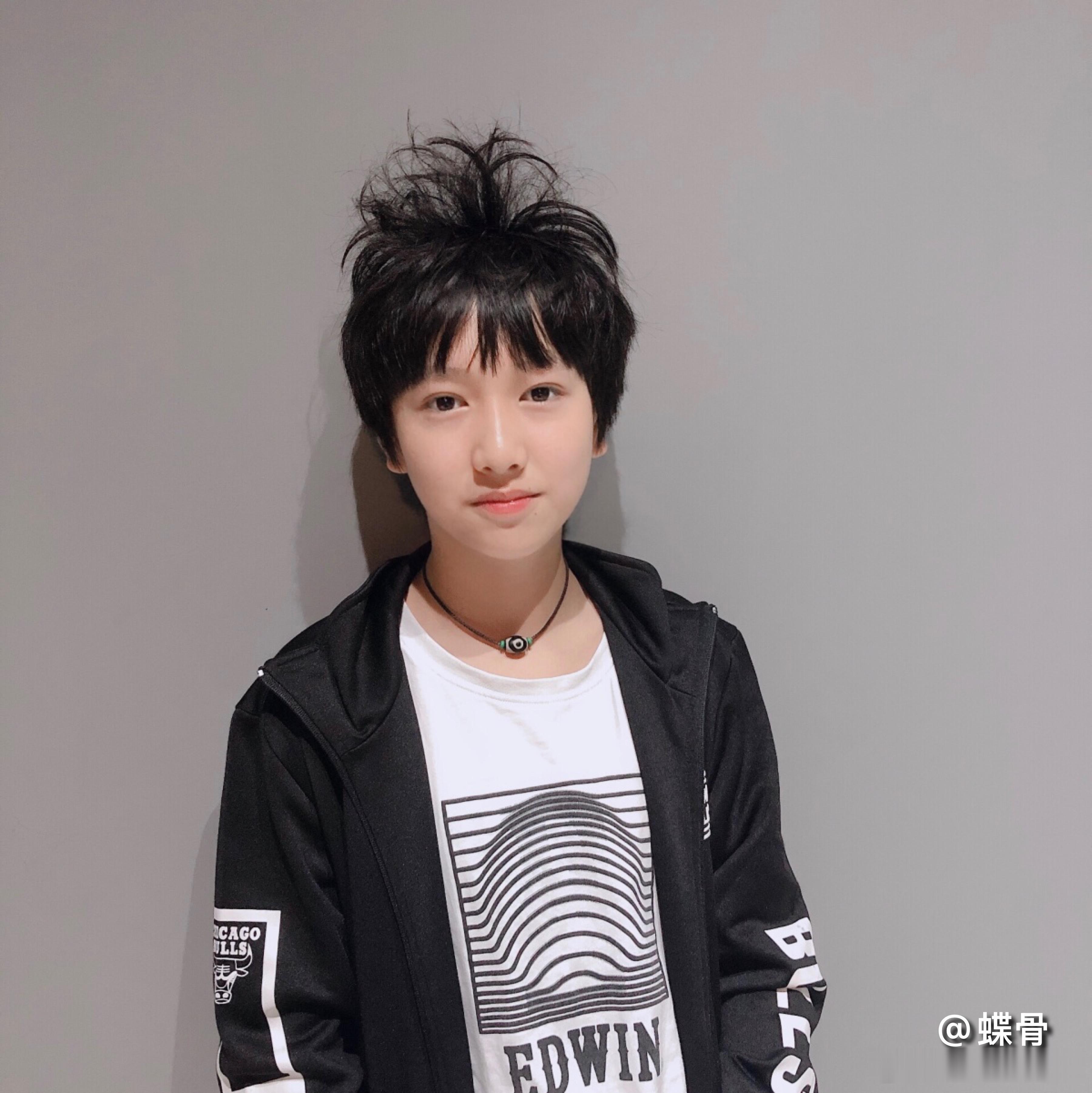 这个炸毛小子看起来很重